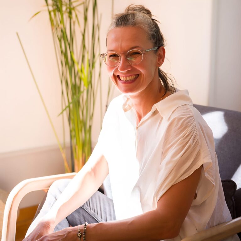 Portrait de Cynthia Barthoulot, accompagnante en ouverture de conscience et alignement personnel