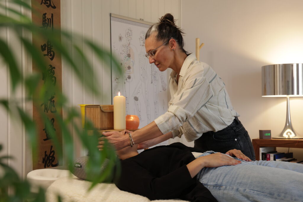 Cynthia Barthoulot en séance de Reiki, accompagnant une personne vers l’équilibre, la détente et la libération énergétique.